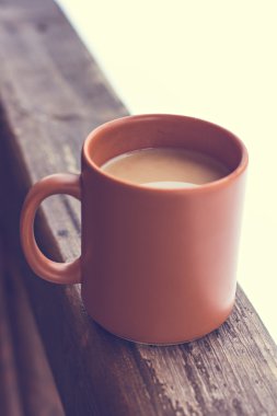 Bir fincan sıcak bir içecek ile 