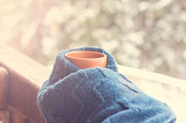 Bir fincan sıcak bir içecek ile 