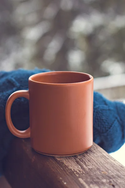 Una taza con una bebida caliente — Foto de Stock