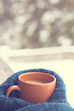 Bir fincan sıcak bir içecek ile 