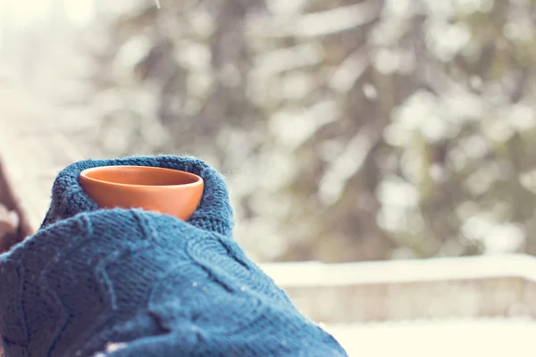 Una taza con una bebida caliente — Foto de Stock