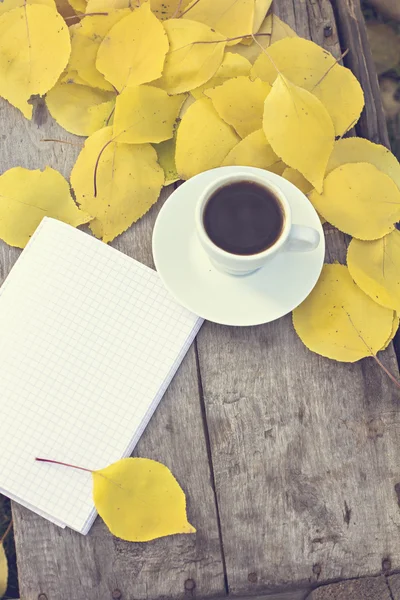 Kopje espressokoffie en notebook — Stockfoto