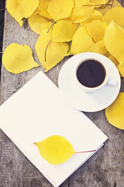 Xícara de café expresso e notebook — Fotografia de Stock