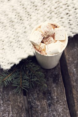 Marshmallow ile sıcak kakao bir fincan 