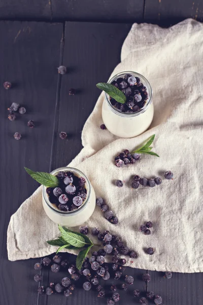 Натуральный йогурт с черной смородиной . — стоковое фото