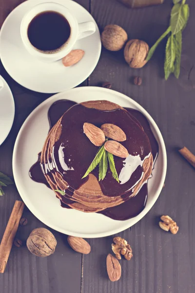 Panqueques de chocolate con salsa de chocolate —  Fotos de Stock