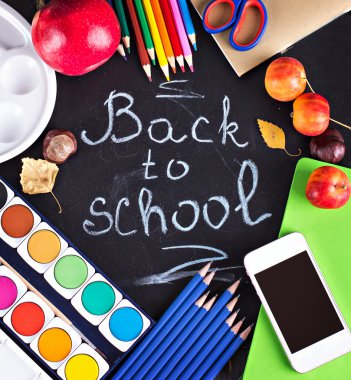 okula bir kara tahta üzerinde yazıt, okul malzemeleri