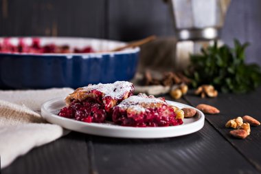 Kirazlı turta ve kahve.