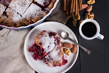 Kirazlı turta ve kahve.