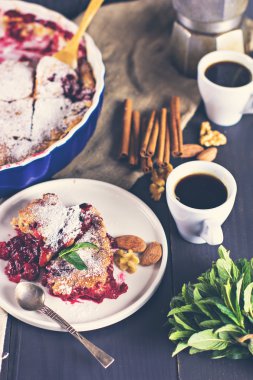 Kirazlı turta ve kahve.