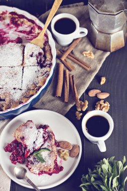 Kirazlı turta ve kahve.