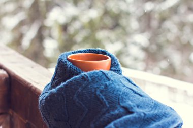 Bir fincan sıcak bir içecek ile 