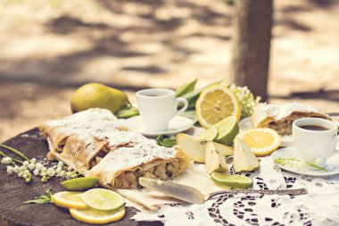 pasta, meyveli turta armut ve limon ile