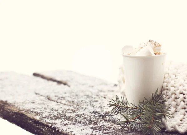 Una taza de cacao caliente con malvaviscos —  Fotos de Stock