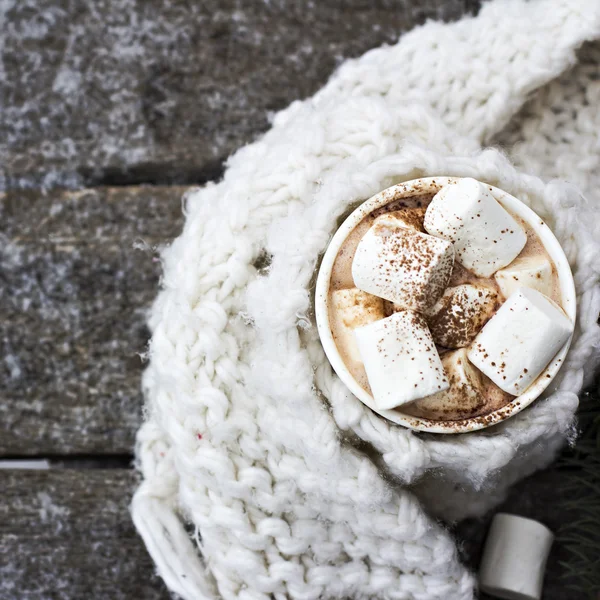 Eine Tasse warmen Kakao mit Marshmallows — Stockfoto