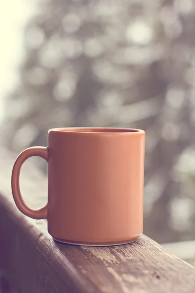 Een kopje met een warm drankje — Stockfoto