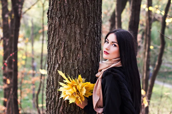 Mooie jonge vrouw in herfst park — Stockfoto