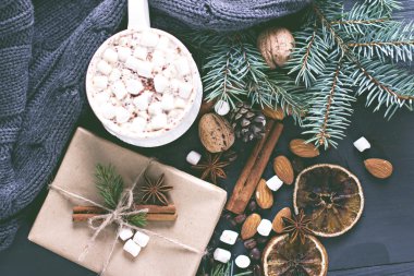 Kakao, kahve ile marshmallow, fındık, hediye