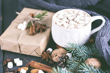 Kakao, kahve ile marshmallow, fındık, hediye