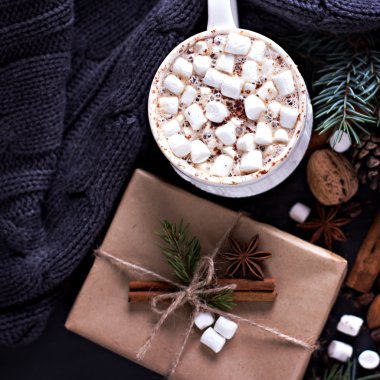 Kakao, kahve ile marshmallow, fındık, hediye