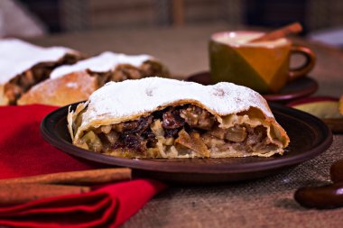 Apple strudel veya elmalı turta