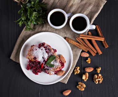 Kirazlı turta ve kahve