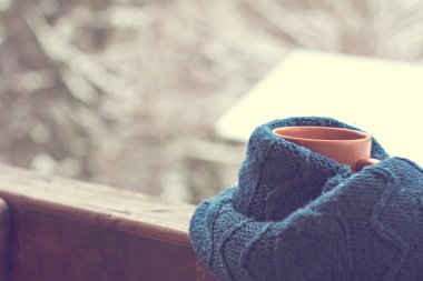 Bir fincan sıcak bir içecek ile 