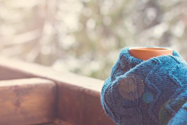 Bir fincan sıcak bir içecek ile 