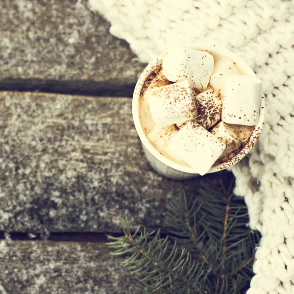 Une tasse de cacao chaud avec des guimauves — Photo