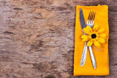 Sonbahar dekorlu masa ayarları. Çatal, bıçak, peçete, çatal bıçak. Tatil süsleri. Şükran Günü yemeği. Sonbahar havası, Cadılar Bayramı, Şükran Günü, tatil konsepti. Top View. seçici odak.