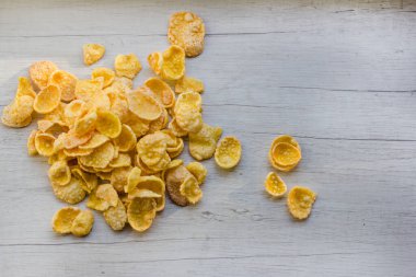 Beyaz tabakta mısır gevreği. Kahvaltı