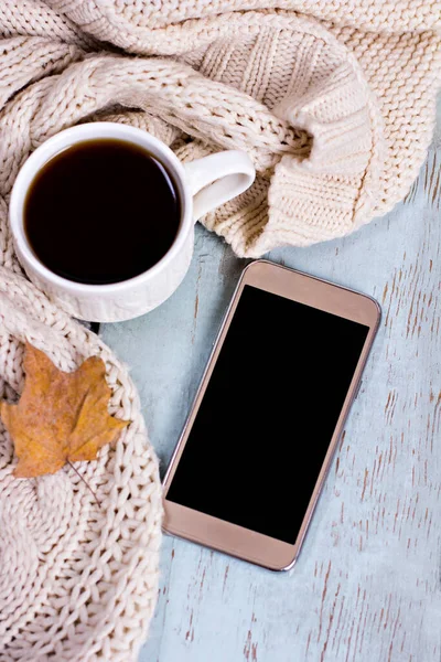 Composizione Autunnale Con Zucche Foglie Una Coperta Caffè Assi Legno — Foto Stock