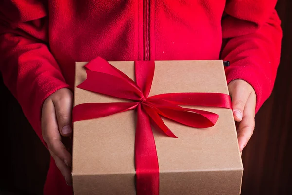 Cadeaudoosje Met Een Rode Strik Handen Van Een Kind Een — Stockfoto