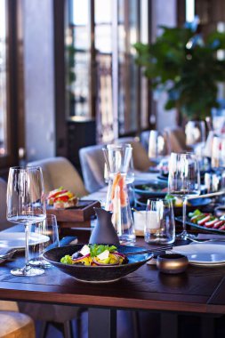 Güzel bir yemek masasında servis edildi.