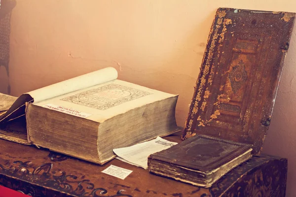 Antiguos libros religiosos eslavos con textos antiguos en el museo histórico de Vilkovo, Ucrania — Foto de Stock
