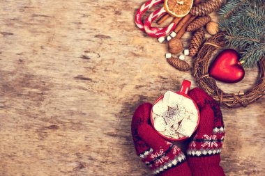 Hediye, koni, hediye, kahve, kakao. Noel, yeni yıl geçmişi. Bir kadının eli bardağı tutar. Kış, yeni yıl, Noel durgun hayat. 