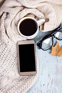 Balkabağı, yaprak, battaniye ve tahtaların üzerinde kahve ile sonbahar kompozisyonu. Sıcak bir sonbahar. Sonbahar sakin bir hayat.