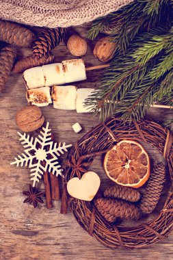 Kakao, kahve, hediye, köknar dalı, fındık, koni, sıcak örgü battaniye. Noel kurabiyeleri Bir kadının eli bir kupayı tutar. Kış, yeni yıl, Noel durgun hayat.