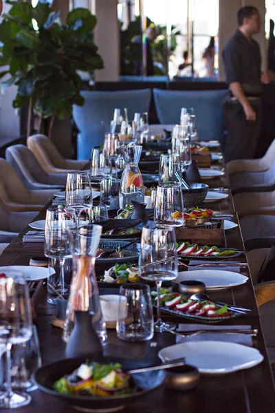 Servido mesa de jantar em uma bela — Fotografia de Stock