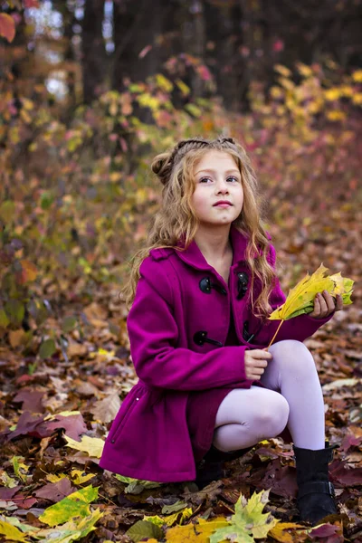 Красива Маленька Мила Блондинка Рожевому Пальто Стоїть Біля Стіни Осіннім — стокове фото