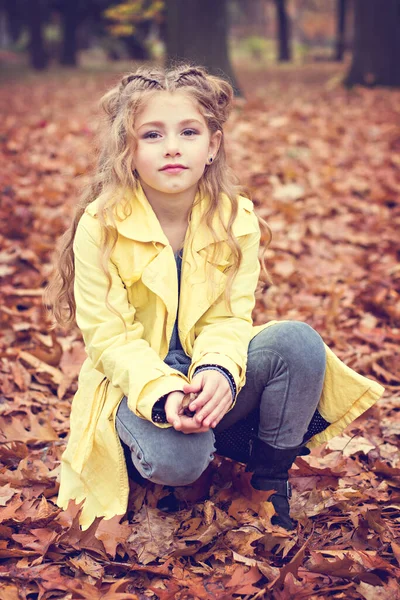 Ritratto Bambina Bellissima Impermeabile Giallo Passeggiate Nel Parco Autunnale — Foto Stock