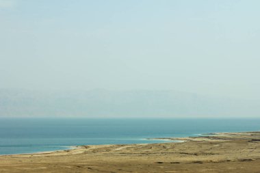 Ölü denizdeki kumsal. Ölü Deniz İsrail, Ölü Deniz Sahili. Ölü Deniz üzerinde gün doğumu. Güzel doğa. Doğa manzarası. Sabah ölü deniz tuzlu kıyısı. 