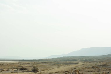 Ölü denizdeki kumsal. Ölü Deniz İsrail, Ölü Deniz Sahili. Ölü Deniz üzerinde gün doğumu. Güzel doğa. Doğa manzarası. Sabah ölü deniz tuzlu kıyısı. 