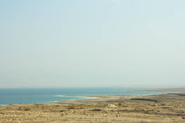 Ölü denizdeki kumsal. Ölü Deniz İsrail, Ölü Deniz Sahili. Ölü Deniz üzerinde gün doğumu. Güzel doğa. Doğa manzarası. Sabah ölü deniz tuzlu kıyısı. 