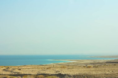 Ölü denizdeki kumsal. Ölü Deniz İsrail, Ölü Deniz Sahili. Ölü Deniz üzerinde gün doğumu. Güzel doğa. Doğa manzarası. Sabah ölü deniz tuzlu kıyısı. 