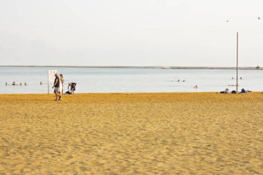 Ölü denizdeki kumsal. Ölü Deniz İsrail, Ölü Deniz Sahili. Ölü Deniz üzerinde gün doğumu. Güzel doğa. Doğa manzarası. Sabah ölü deniz tuzlu kıyısı. 