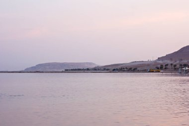 Ölü denizdeki kumsal. Ölü Deniz İsrail, Ölü Deniz Sahili. Ölü Deniz üzerinde gün doğumu. Güzel doğa. Doğa manzarası. Sabah ölü deniz tuzlu kıyısı. 