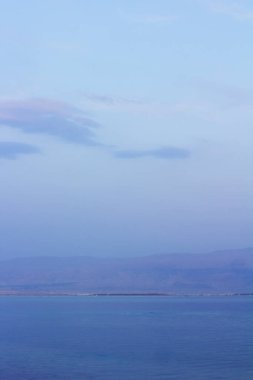 Ölü denizdeki kumsal. Ölü Deniz İsrail, Ölü Deniz Sahili. Ölü Deniz üzerinde gün doğumu. Güzel doğa. Doğa manzarası. Sabah ölü deniz tuzlu kıyısı. 
