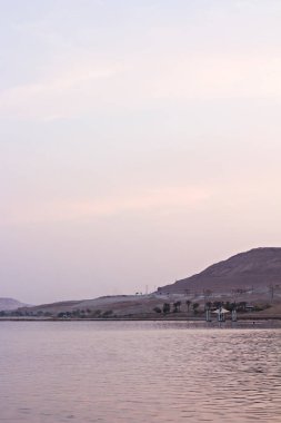 Ölü denizdeki kumsal. Ölü Deniz İsrail, Ölü Deniz Sahili. Ölü Deniz üzerinde gün doğumu. Güzel doğa. Doğa manzarası. Sabah ölü deniz tuzlu kıyısı. 
