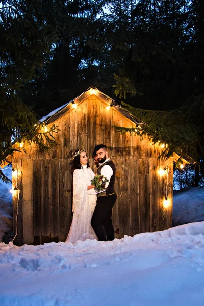 Pareja Recién Casada Novia Novio Fondo Una Antigua Casa Madera —  Fotos de Stock